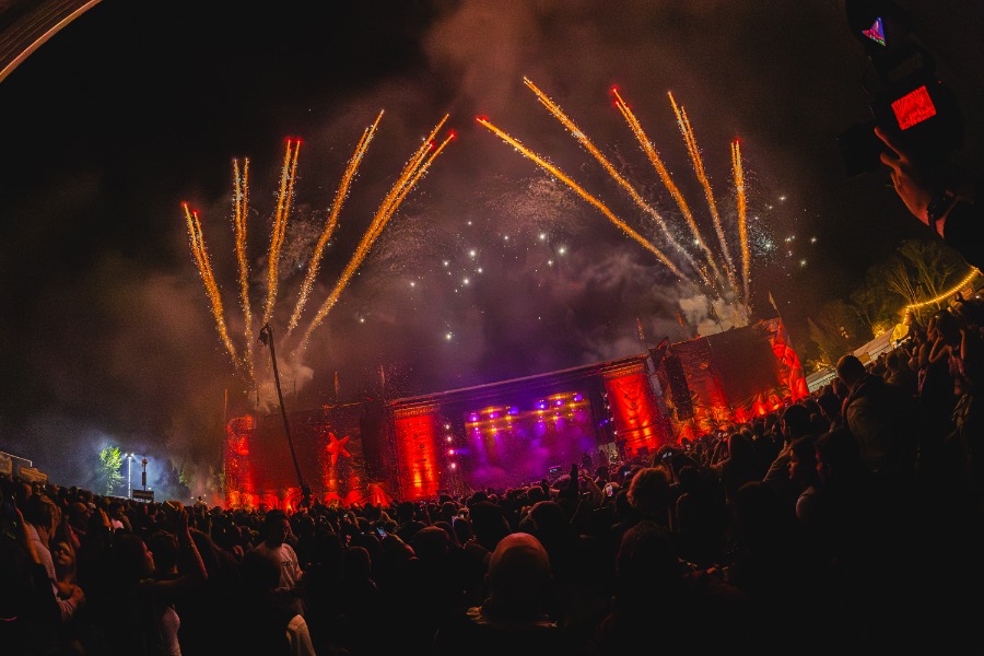 Vuurwerk boven het publiek tijdens een festivalavond