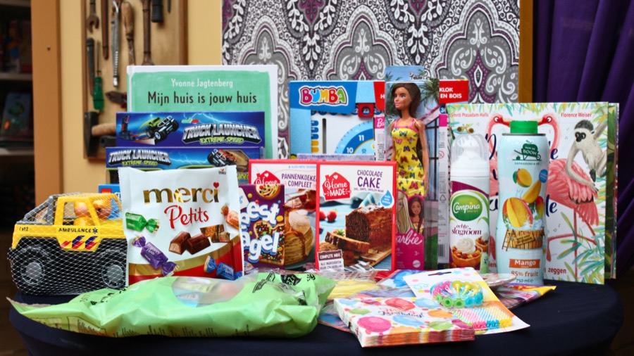 De inhoud van een verjaardagsbox: slingers, traktaties en een cadeau