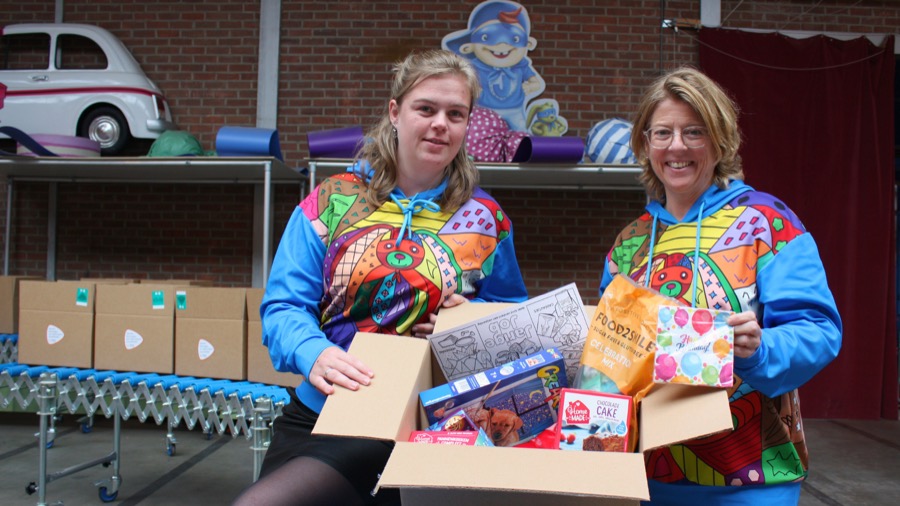 Vrijwilligers met een verjaardagsbox