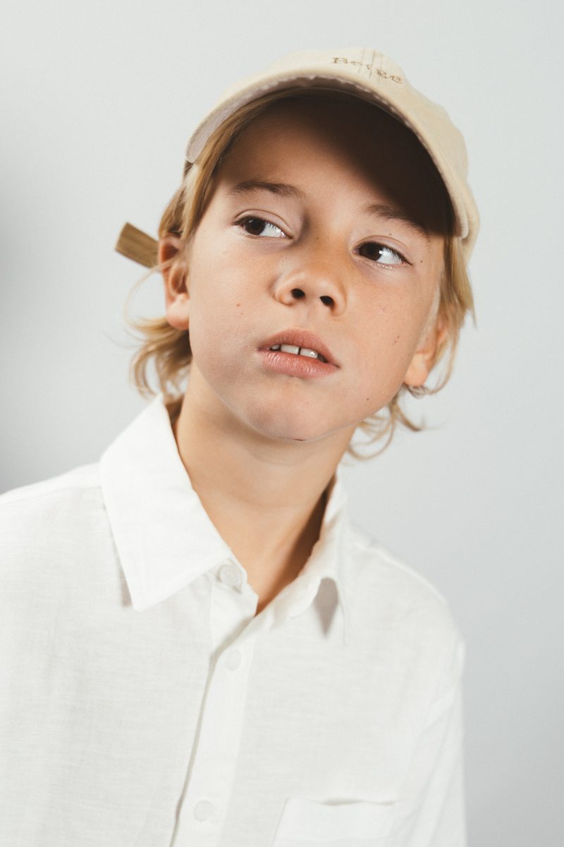 Jongen met pet kijkt omhoog