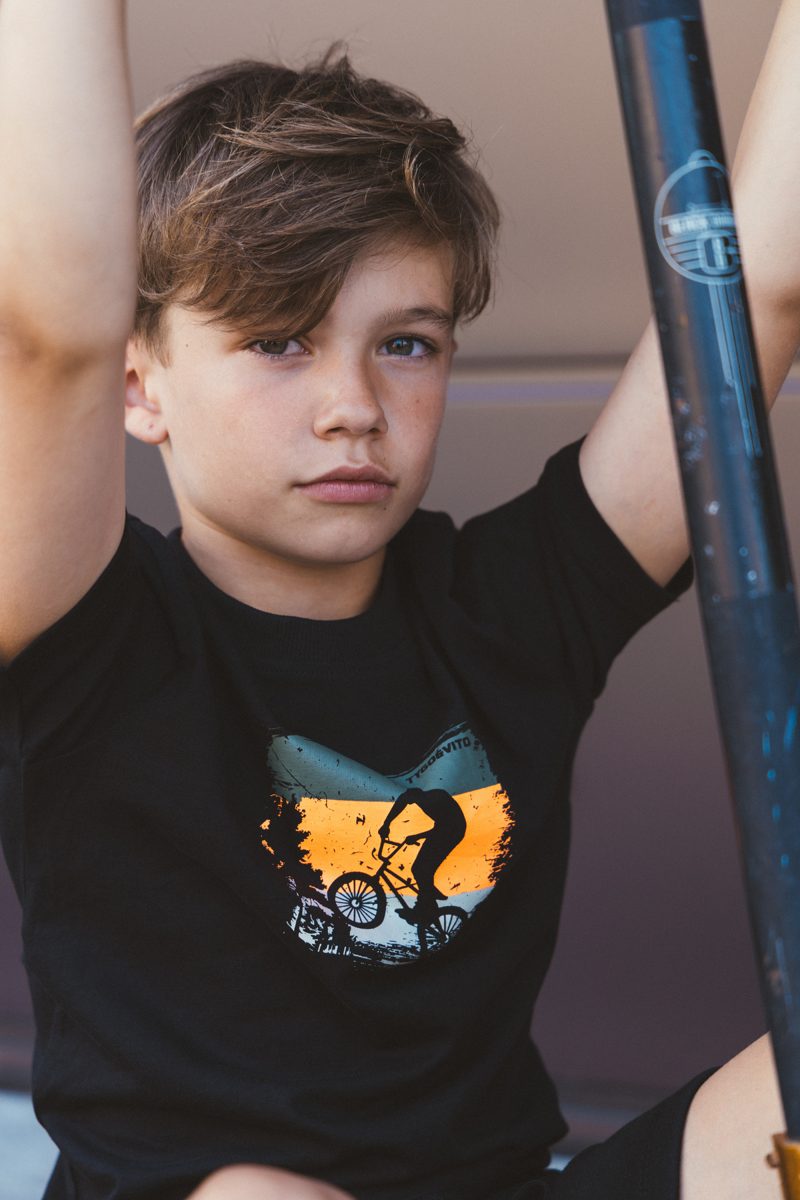 Jongen in zwart T-shirt met print