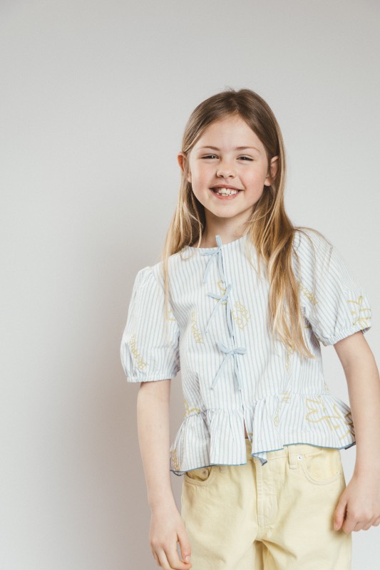 Kind met capuchon op tijdens een studioshoot