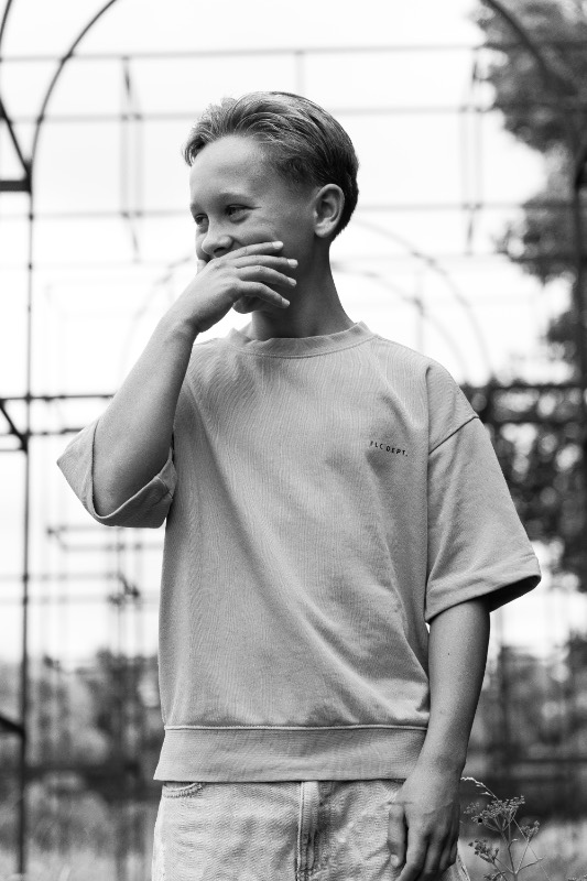 Portret van een jongen in donkere winterjas