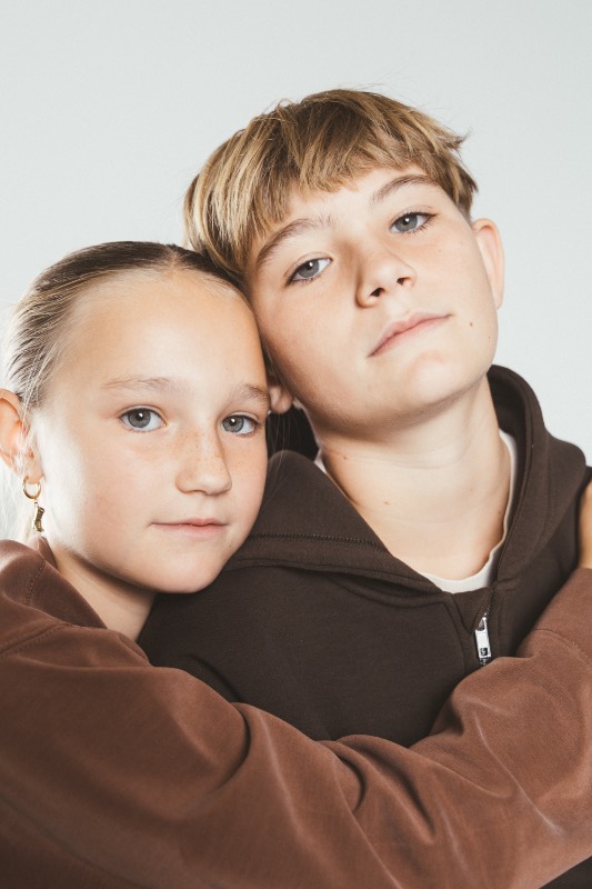 Twee kinderen samen op de foto tijdens een studioshoot